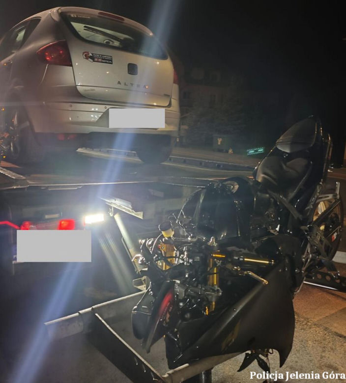Jelenia Góra. Kask skradziony z krzyża przy ul. Wolności został odnaleziony. To pamiątka na cześć zmarłego motocyklisty [ZDJĘCIA].