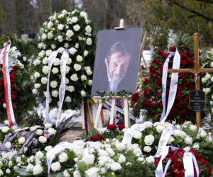 Grób Edwarda Linde-Lubaszenki utonął w kwiatach. Poruszający widok po pogrzebie