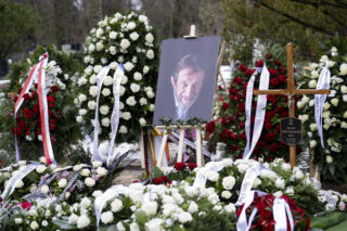 Grób Edwarda Linde-Lubaszenki utonął w kwiatach. Poruszający widok po pogrzebie