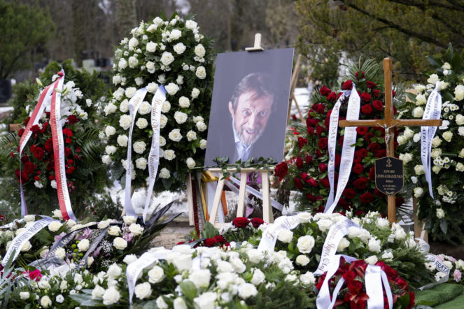 Grób Edwarda Linde-Lubaszenki utonął w kwiatach. Poruszający widok po pogrzebie