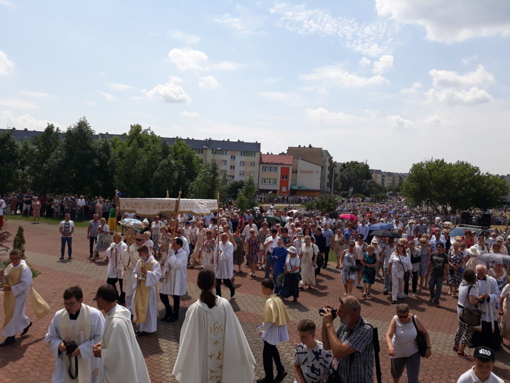 Białystok. Boże Ciało 2019. Wspólna procesja dwóch parafii: św. Jadwigi i NMP z Guadalupe