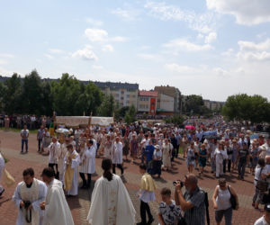 Białystok. Boże Ciało 2019. Wspólna procesja dwóch parafii: św. Jadwigi i NMP z Guadalupe