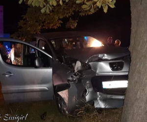 Niebezpieczne zdarzenie na drodze! Samochód wylądował na drzewie