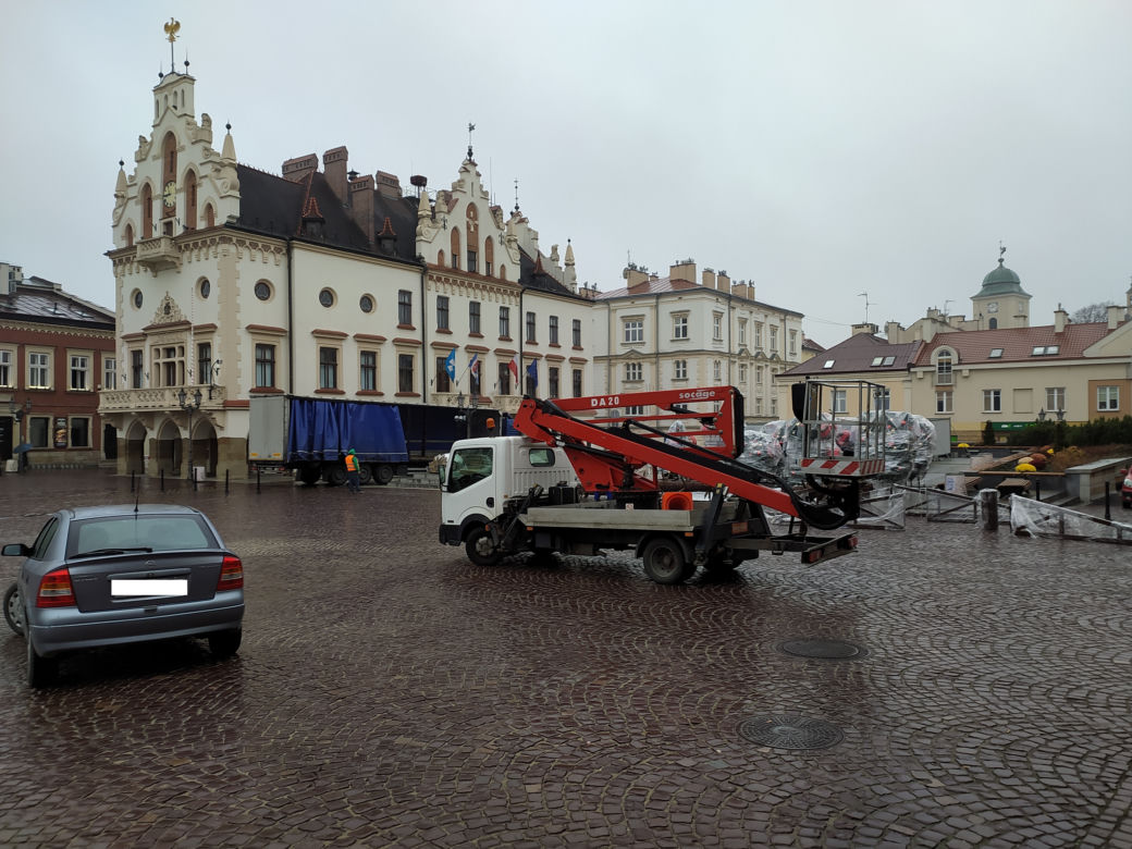 Na rynku stawiają świąteczną choinkę [ZDJĘCIA]