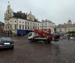 Na rynku stawiają świąteczną choinkę [ZDJĘCIA]