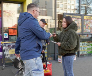 Protest związkowców i pracowników marketów pod katowickim dyskontem. Przed świętami prosimy o jedno