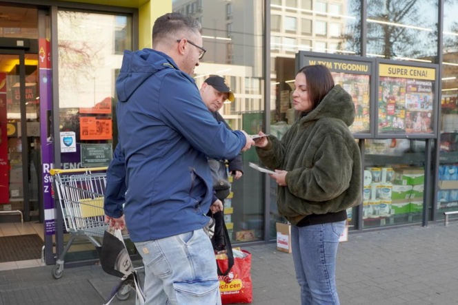 Protest związkowców i pracowników marketów pod katowickim dyskontem. "Przed świętami prosimy o jedno"