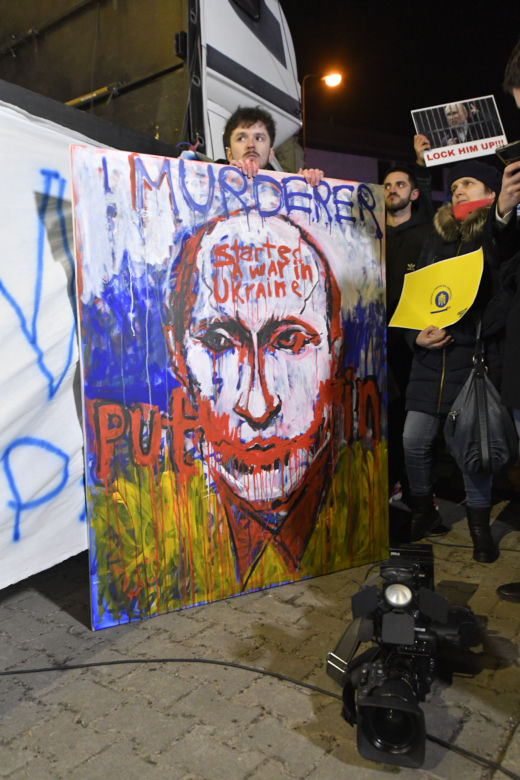 Transparenty na antyrosyjskich protestach