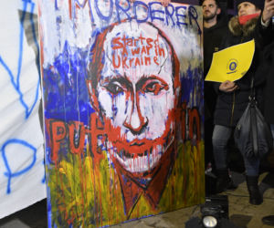 Transparenty na antyrosyjskich protestach