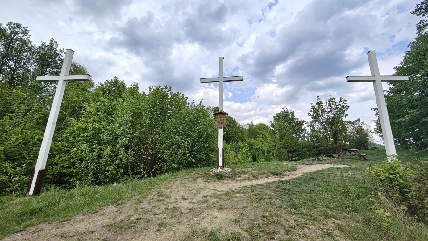 Ukryty punkt widokowy w dolnośląskim uzdrowisku. Znasz to miejsce z krzyżami?