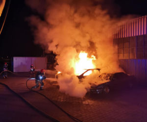 Pożar trzech samochodów w Toruniu. Nocna akcja strażaków