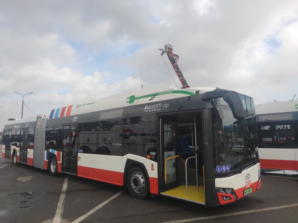 Na ulicę miasta wyjada nowe elektryczne autobusy