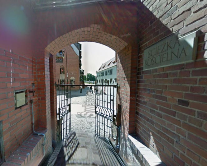 Najpiękniejsza uliczka w woj. warmińsko-mazurskim. Otwiera się tylko na kilka godzin