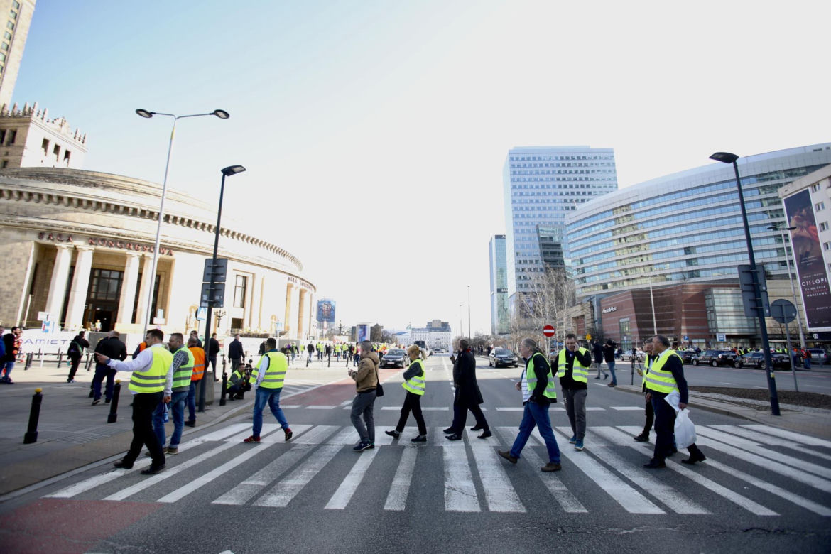 Wielki protest taksówkarzy w centrum Warszawy. Chcą podniesienia stawek!