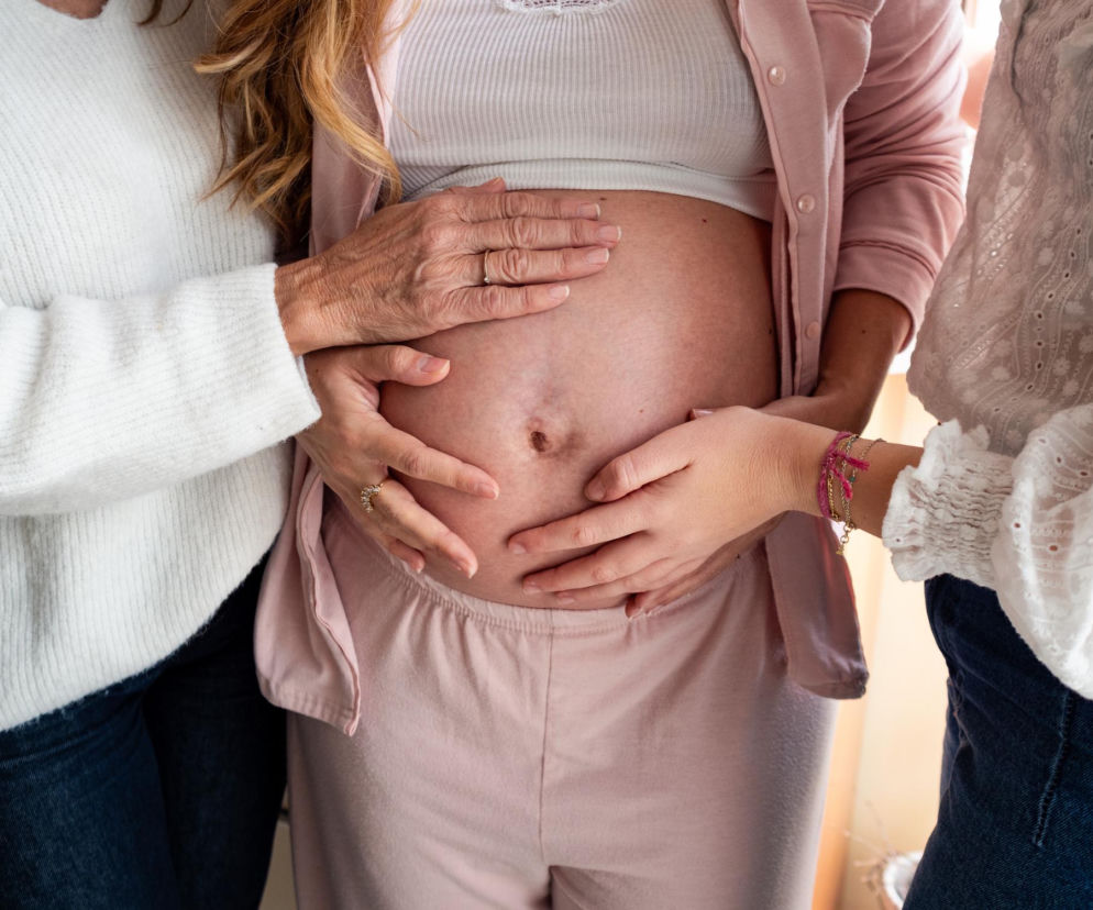 „Brzuszek już wystarczająco wygłaskany!”. Sprytne sposoby na uniknięcie natrętnych dotyków i rad