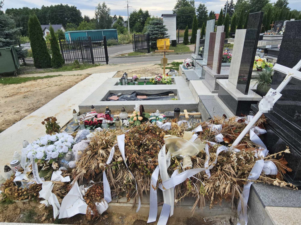 Pluszowe misie strzegą grobu Jeremiego. 3-latek zakrztusił się winogronem [GALERIA]