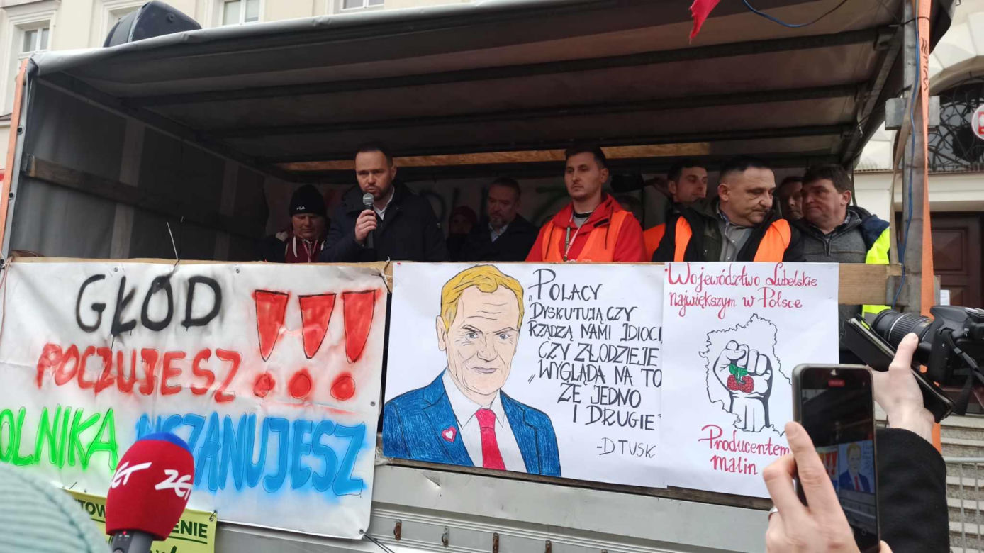 Rolnicy są już pod urzędem wojewódzkim. Mamy zdjęcia!