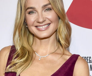 Małgorzata Socha pieści twarz prądem i światłem