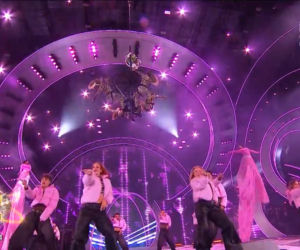 Sylwester z Dwójką TVP. Doda przebierała się dwa razy. Zapięta pod szyję wyglądała obłędnie!