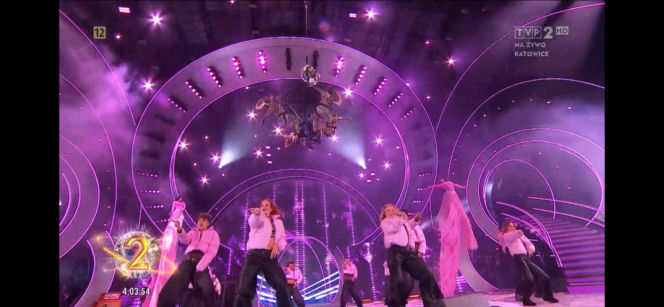 Sylwester z Dwójką TVP. Doda przebierała się dwa razy. Zapięta pod szyję wyglądała obłędnie!