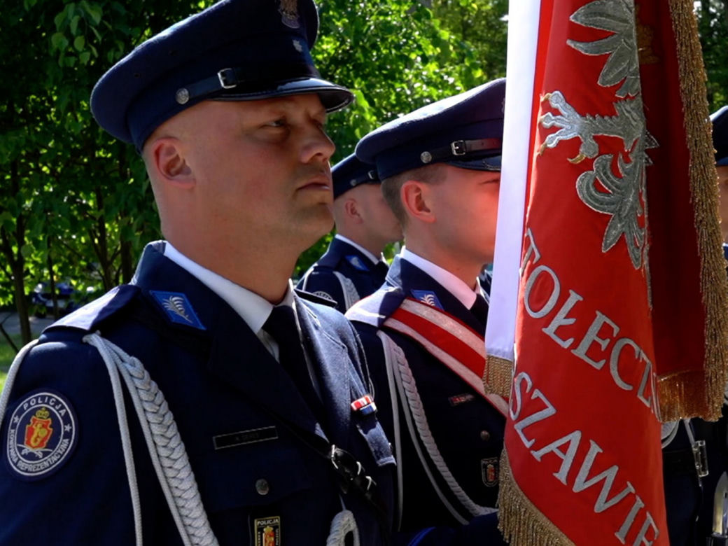 Srebrny orzeł prowadził Arka w ostatniej drodze. Poruszający gest policjantów i strażaków