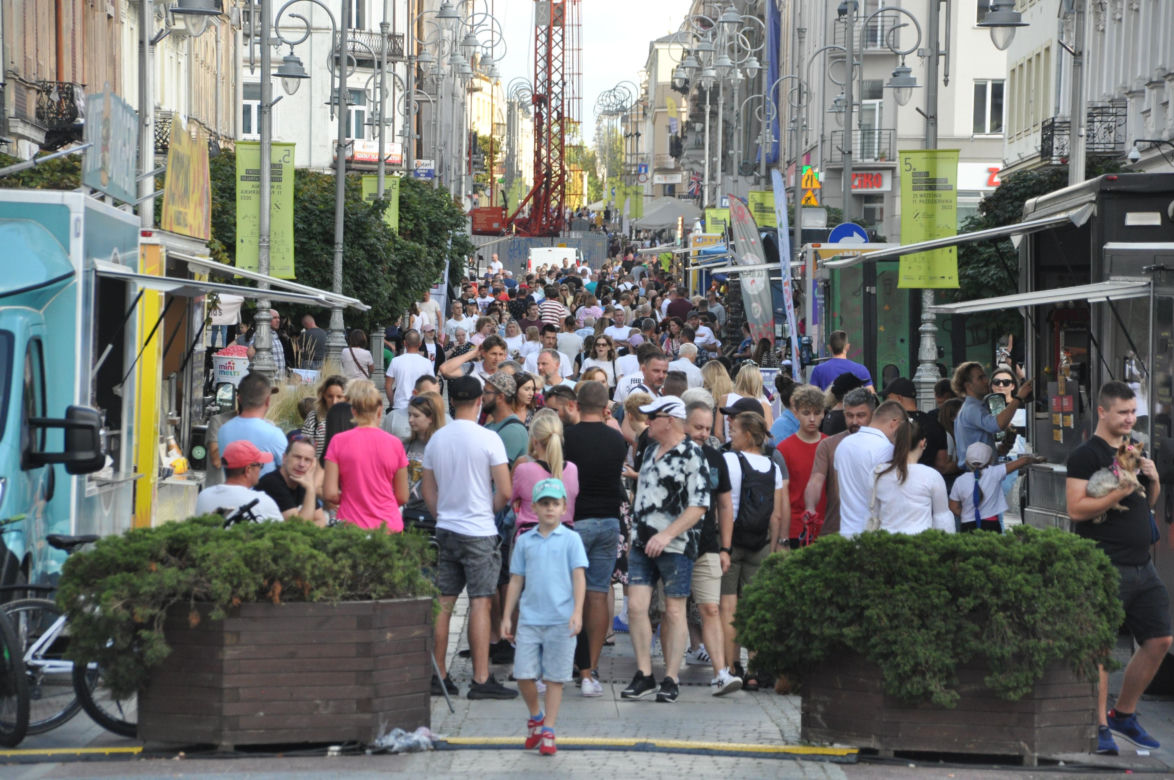 Ostatnia niedziela lata 2023 w Kielcach. Tłumy w centrum miasta