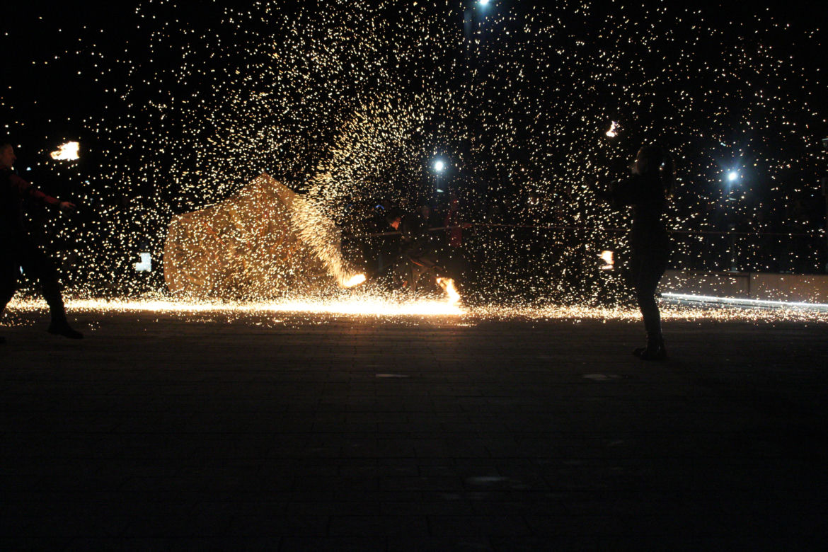 WOŚP 2023 w Krakowie: Fire Show w Nowej Hucie w wykonaniu grupy Spontan Fire
