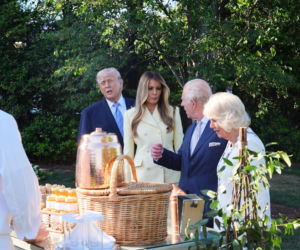 Król Karol i królowa Kamila u Trumpów. Melania dała im herbatę, a potem pokazała pasiekę w kształcie Białego Domu