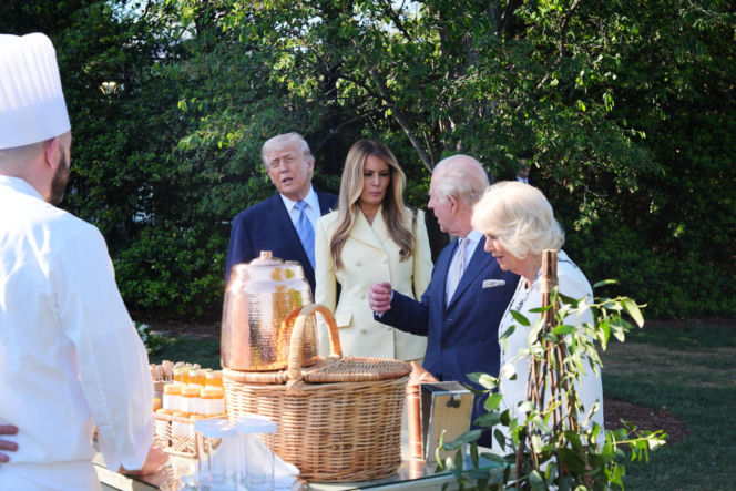 Król Karol i królowa Kamila u Trumpów. Melania dała im herbatę, a potem pokazała pasiekę w kształcie Białego Domu