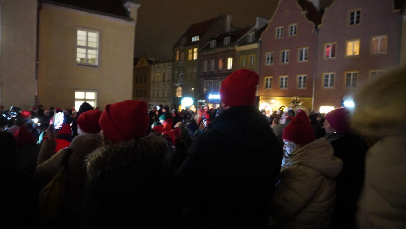 Święta w Olsztynie odpalone! Na Starym Mieście rozbłysła piękna choinka [ZDJĘCIA]