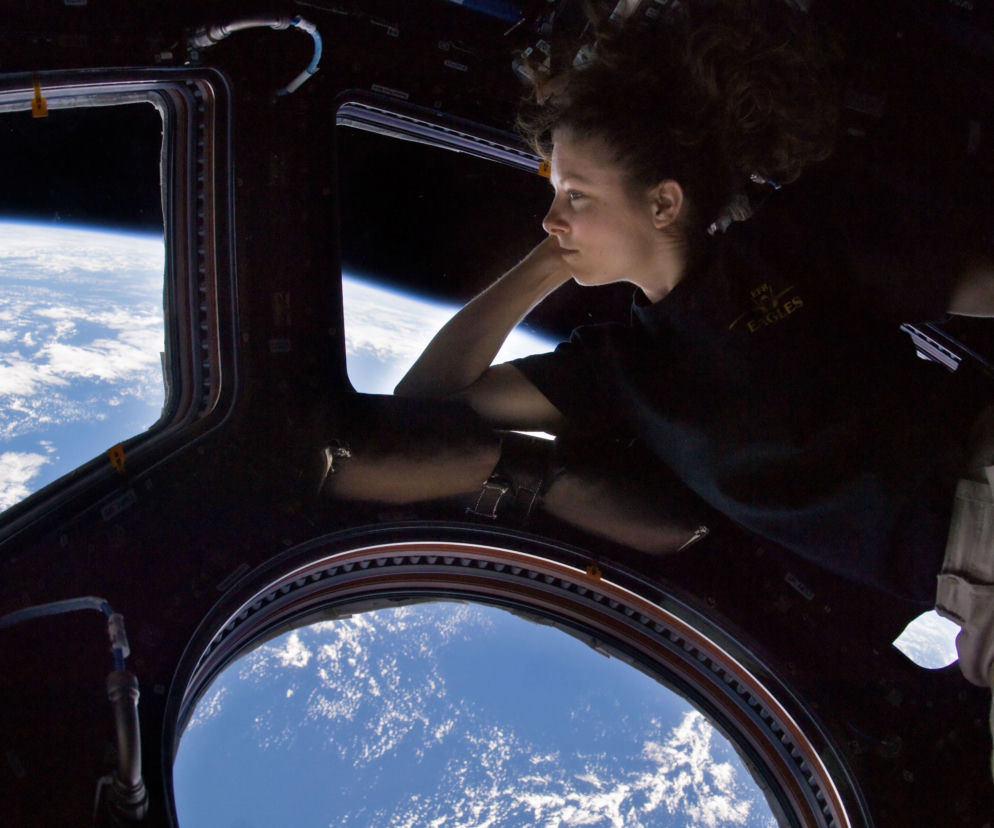 Astronautka w module Cupola na Międzynarodowej Stacji Kosmicznej w 2010 r.