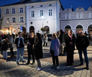 Marsz milczenia w Jarosławiu po ataku na księdza. Mieszkańcy w żałobie