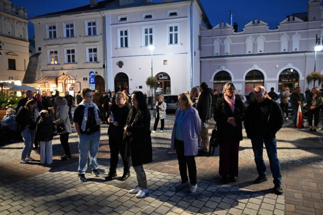 Marsz milczenia w Jarosławiu po ataku na księdza. Mieszkańcy w żałobie