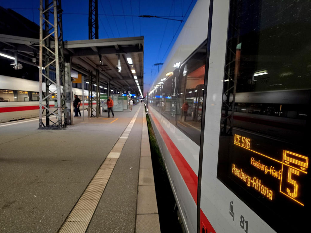 Niemcy/ Prezes Deutsche Bahn: ruch kolejowy stopniowo wraca do normy (opis) Awaria systemu łączności radiowej GSM-R wymusiła zatrzymanie wszystkich pociągów w całym kraju na czas ok. dwóch godzin
