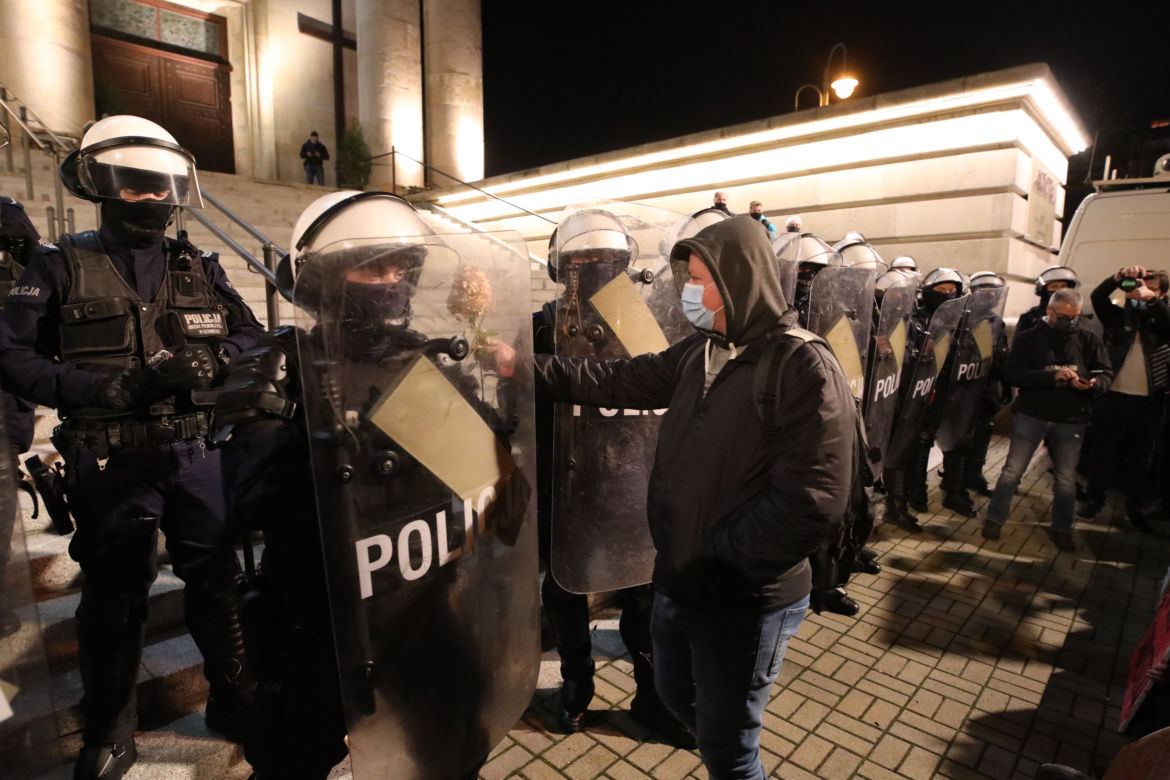 Strajk kobiet w Katowicach: Wyszedł do policji z kwiatami. Reakcja wzrusza!