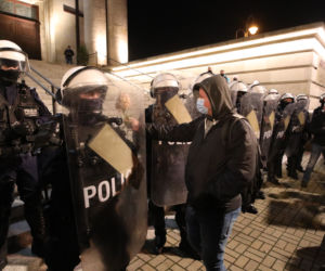 Strajk kobiet w Katowicach: Wyszedł do policji z kwiatami. Reakcja wzrusza!