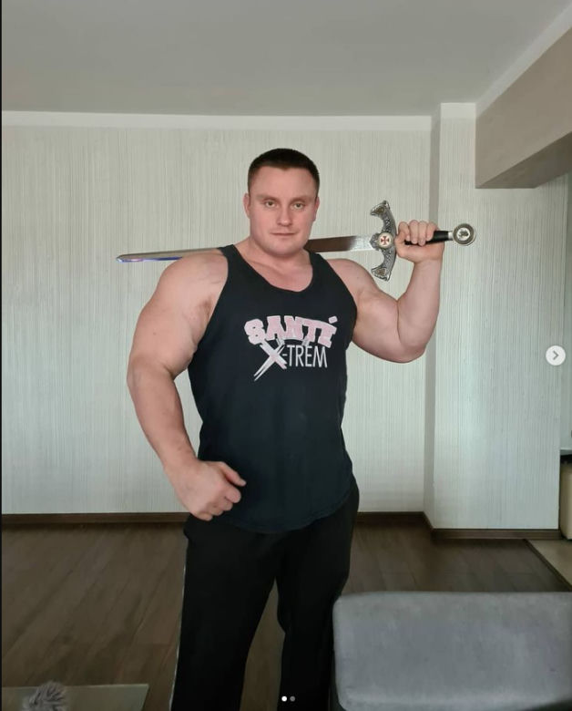 Krzysztof Radzikowski z mieczem