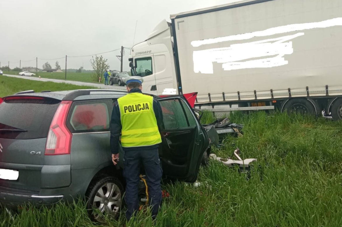 Śmiertelny wypadek w Świątnikach pod Pabianicami. Zderzyły się cztery pojazdy!  Co tam się stało?