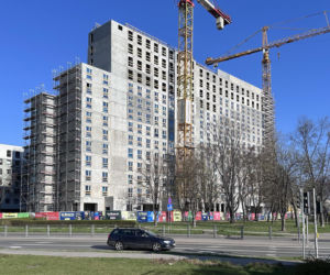 Największy prywatny akademik w stolicy rośnie jak na drożdżach 