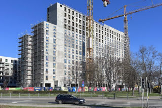 „Nowa wielkia płyta” nabiera kształtów. Największy prywatny akademik w stolicy rośnie jak na drożdżach 