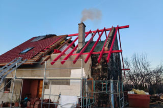 Dom Państwa Wysockich po pożarze - pierwsze prace to remont dachu