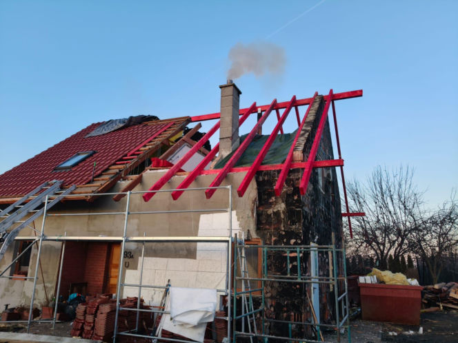Dom Państwa Wysockich po pożarze - pierwsze prace to remont dachu