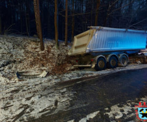 Tragedia na drodze Starachowice Rzepin. Nie żyje 34-letnia kobieta.
