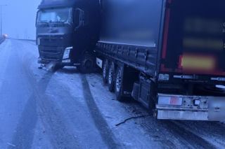 Ciężarówka stanęła w poprzek jezdni na S3