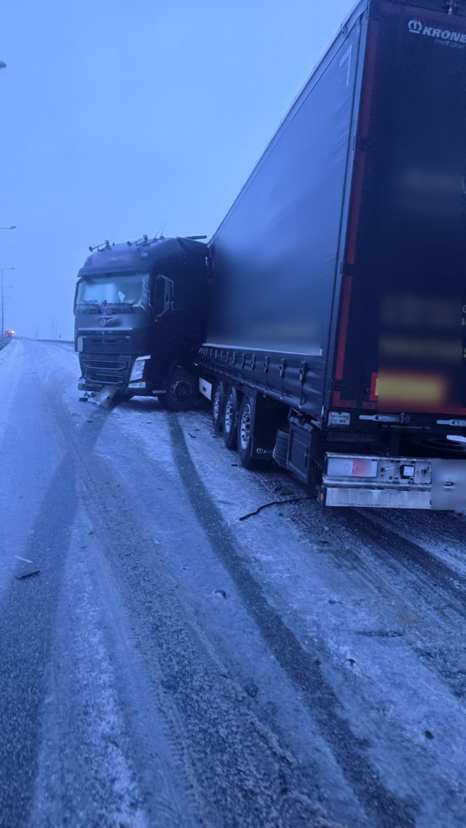 Ciężarówka stanęła w poprzek jezdni na S3