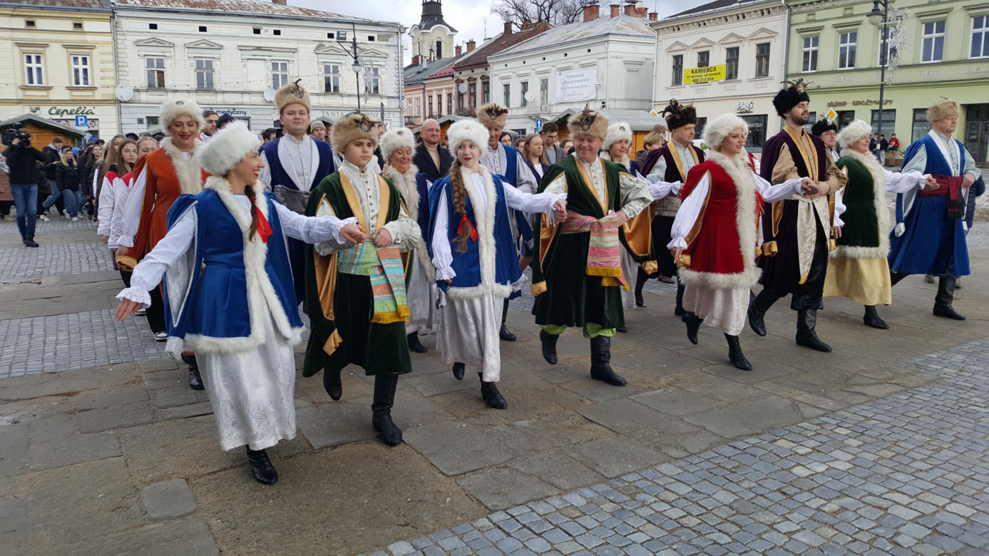 Maturzyści z Nowego Sącza zatańczyli poloneza na Ryku 