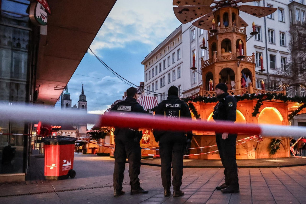 Ludzie palą znicze w Magdeburgu. Zamach na jarmarku bożonarodzeniowym
