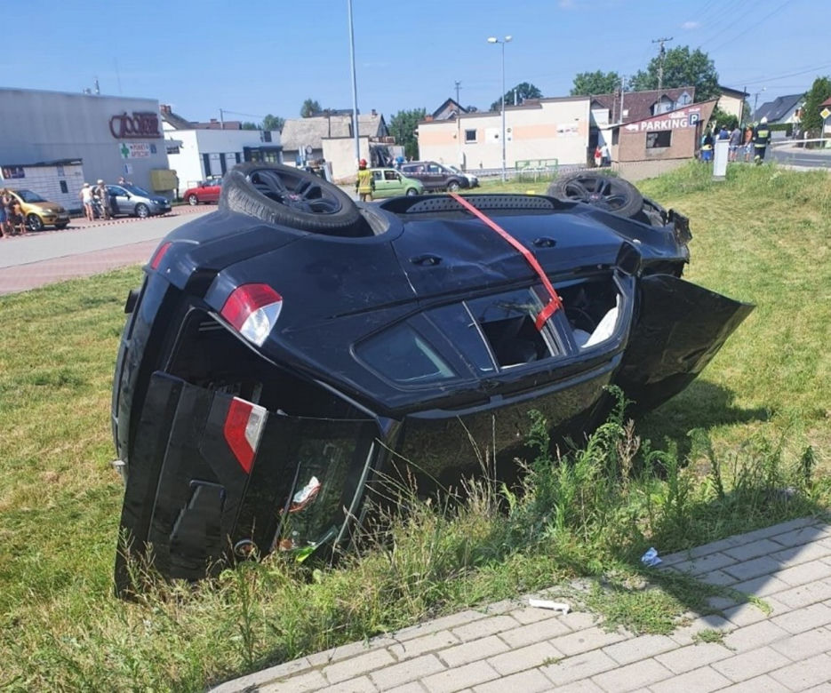 Karambol w Zasolu. Reanimacja kobiety w ciąży. Do szpitala trafiły cztery osoby, w tym 7-latek