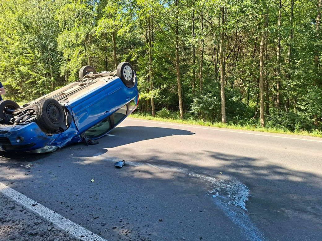 Niebezpieczny wypadek w Lesie Rzepińskim. Kierowca Nissana dachował