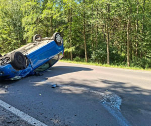 Niebezpieczny wypadek w Lesie Rzepińskim. Kierowca Nissana dachował